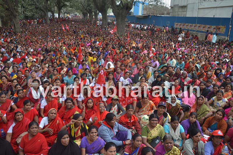 ಕನಿಷ್ಠ ವೇತನ, ಉದ್ಯೋಗ ಭದ್ರತೆಗೆ ಒತ್ತಾಯಿಸಿ ಬೀದಿಗಿಳಿದ ಬಿಸಿಯೂಟ ನೌಕರರು
